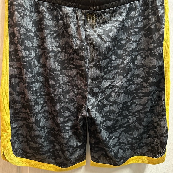 Disney Parks  Star Wars men's Stylish Gray and Yellow Shorts size L/ NWOT A114 - Picture 3 of 3